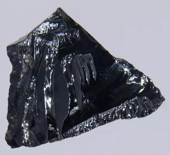 用来制作半导体的原材料——硅晶体 图片来自: Wikimedia Commons