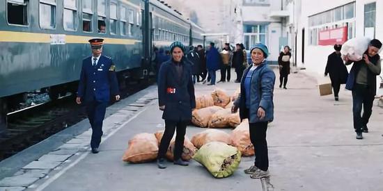 乘坐绿皮火车做买卖的凉山人