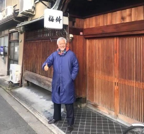 图:薛蛮子站在他买的街上