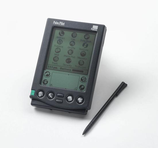 ▲ Palm Pilots 采用了十分成熟的 Graffiti 英文手写输入法,解决了当时 PDA 设备写字识别不准的问题。图片来源:TIE