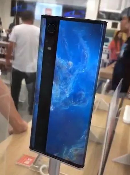 图丨小米首款 5D 环绕屏概念手机(来源:小米)