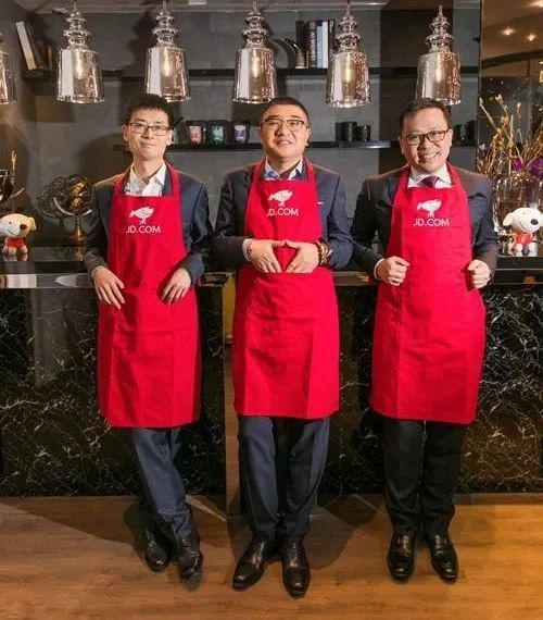京东零售集团CEO徐雷(中)、京东数科集团CEO陈生强(左)、京东物流集团CEO王振辉(右)