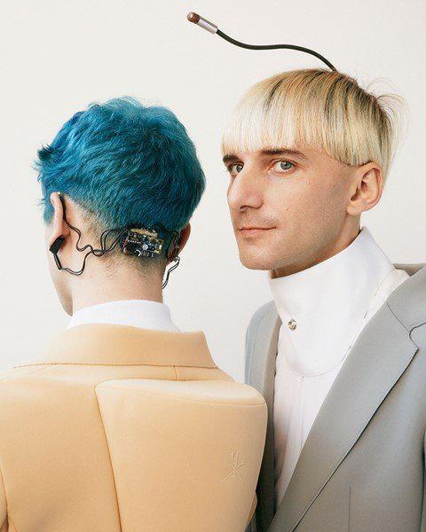 ▲ Neil Harbisson 通过头顶天线的内置摄像头将颜色转换成能听的声波,可以看到部分动物才能看到的紫外线和红外线。 图片来自:Dazed
