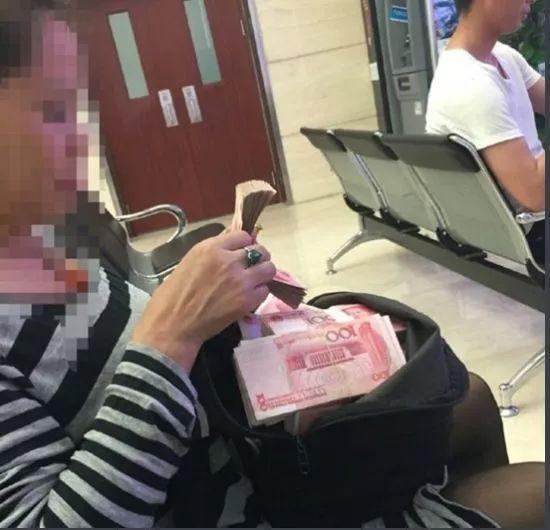 图:大妈带百万现金准备开户炒股