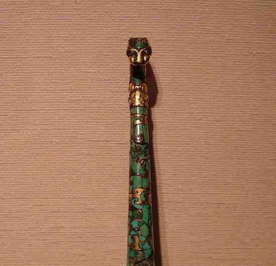 东周时代的青铜衣钩上面镶满了绿松石。图片:PericlesofAthens / wikimedia