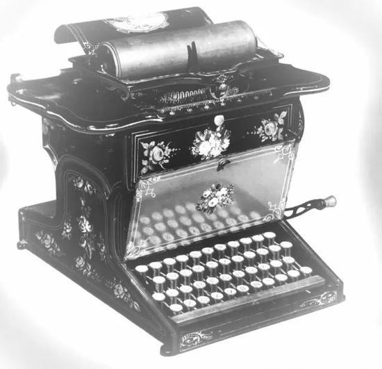 ▲ 早期的打字机,采用的是 QWERTY 布局