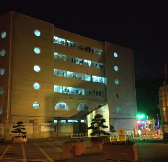 武汉理工大学亮着灯。(摄于1月30日)