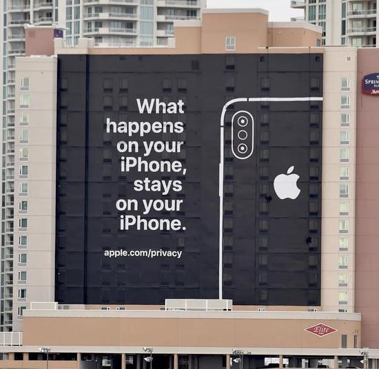 图注:Apple公司的广告牌在2019年国际消费电子展上若隐若现。