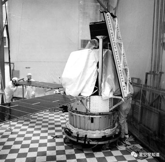 厂房内的“水手8号”,很遗憾,这颗探测器在发射时由于火箭故障而未能成功