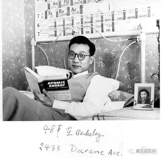 ▲1948年,高鼎三在伯克利寓所,桌上是妻子的照片(图源:高氏研究会)