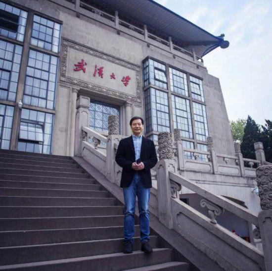 ▲雷军回到武汉大学拍照留念 图片来源:网络