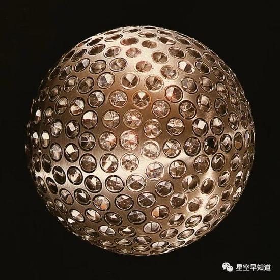 LAGEOS卫星,这是一个金属球,表面遍布426个后向反射器,用于反射地面测距激光 来源:NASA