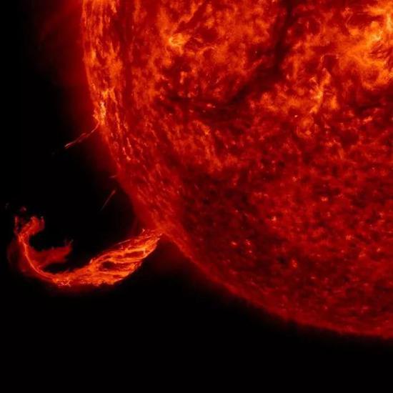 NASA发射的SDO卫星在极紫外波段观测到的一次日冕物质抛射(图片来源:NASA)