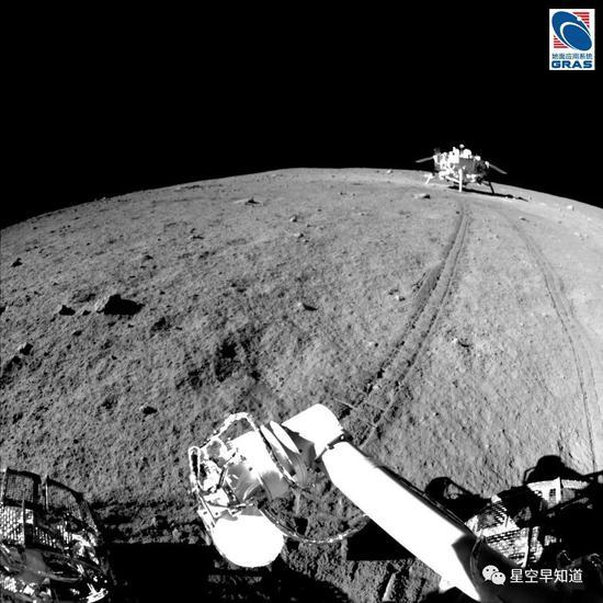 玉兔号拍摄的,位于远处“月平线”上的“嫦娥三号”着陆器