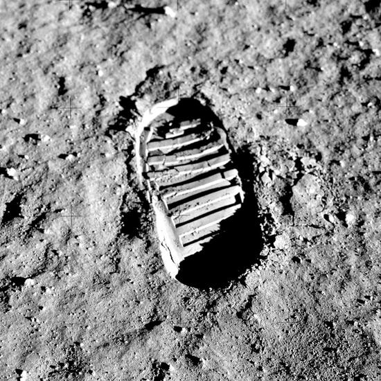 光线照射形成的影子,也是着陆时判断地形的重要图像参考(图源:NASA)