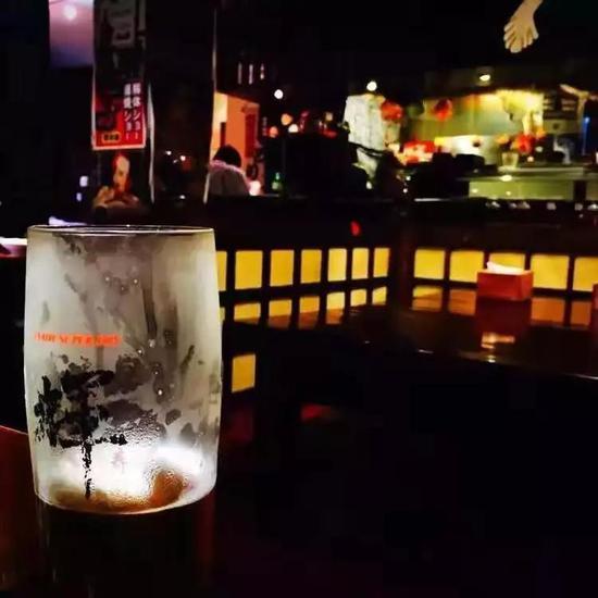 △朝阳区北苑的居酒屋,乔杉和罗兰聊到深夜