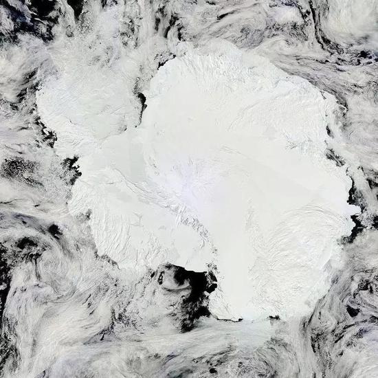 Terra卫星观测的地球南极图像,在赤道上空的卫星无法获取这个角度的图像(图片来源:NASA)