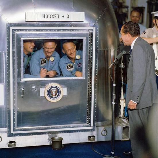 ▲阿波罗11号三位宇航员在MQF内与尼克松交流(图源:NASA)