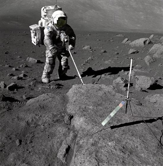 正在采集月球岩石样本的哈里森·施密特。来源:NASA