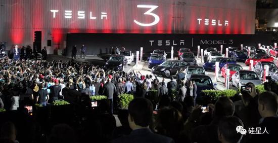 (Model 3 成为特斯拉迄今最关键的一款产品,保证它的按时交车是特斯拉今年的最重要工作)