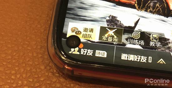 那自拍效果呢?有层液晶面板挡住会模糊吗?求真君让个小姐姐试试~