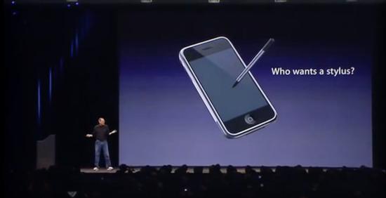 ▲ 初代 iPhone 发布时,乔布斯讽刺了手写笔的存在,也宣告多点触屏时代的到来
