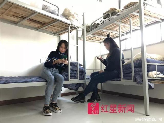 休息的时候,声音鉴黄师会用手机登录语音社交平台进行巡逻