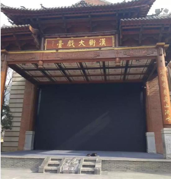 空荡荡的汉街,大戏台也寂寞了很久。一只狗在戏台上晒太阳。(摄于2月4日)