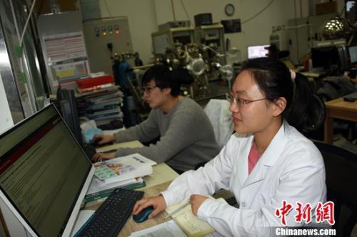 薛其坤院士研究团队年轻科研人员在清华大学的实验室内开展研究工作。孙自法/摄