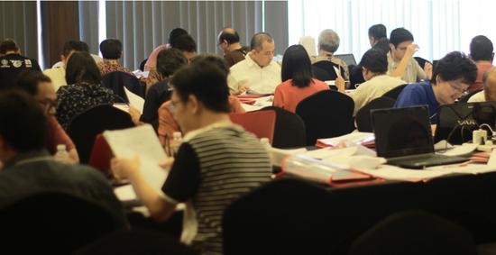 ▲2017年国际物理奥林匹克竞赛检查试卷工作(来源:ipho2017.id)