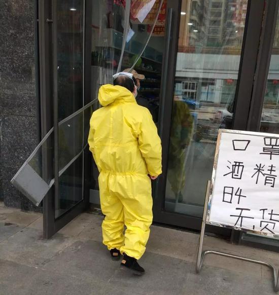 那时酒精和84消毒液断货,问了十几个药店都没有。(摄于1月28日)