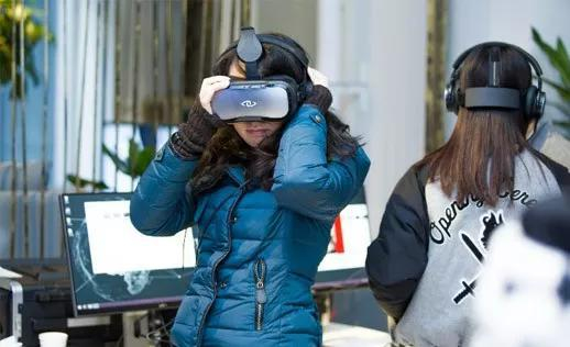 虚拟旅游目前在国内就是戴上VR眼镜看看四周,基本没什么游戏性可言