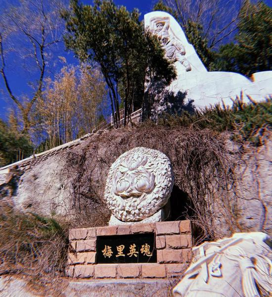△ 北京城西,某公墓中的梅里登山家合葬墓