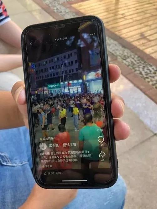 熊二为毒眸展示自己的火山作品