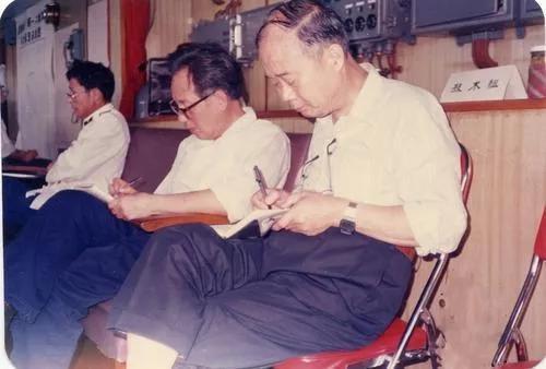 工作中的黄院士(右二)