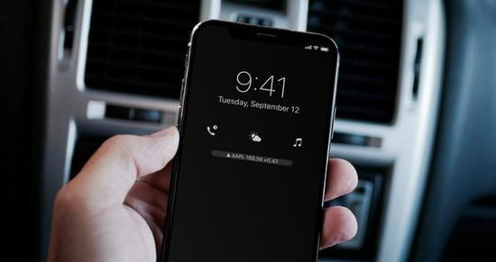iOS 12将带来黑色主题(图片来自@新浪微博https://weibo.com)