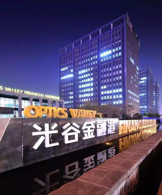 光谷金融港,武汉互联网和人工智能企业聚集地之一,包括小米、金山、顺丰科技、盛天网络等,附近的智慧园入驻了京东武汉、宝宝树等。