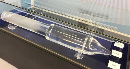 全透明的光纤预制棒,光纤就是通过特种工艺“抽”取而成的,图/菲伯尔官网