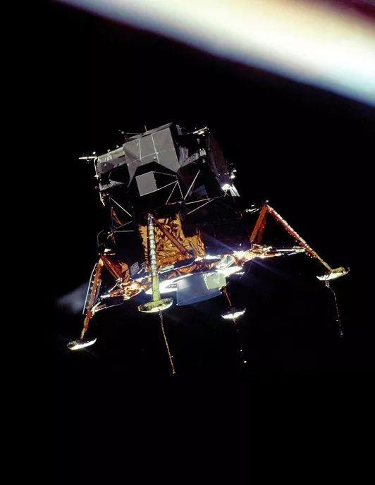 从阿波罗 11 号指挥舱拍摄的登月舱。图片来源:NASA