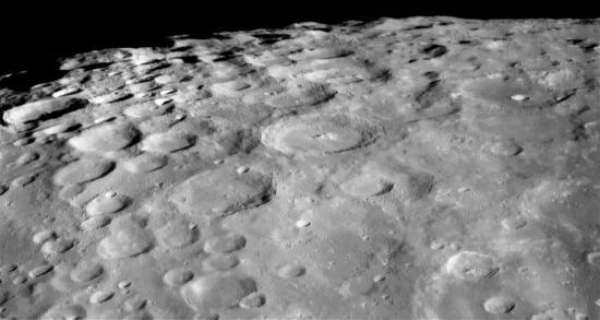 陨石坑密布的月球表面。来源:NASA