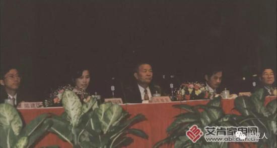 1998年12月格力空调厂商联欢晚宴上朱江洪亲笔题字“少说空话,多干实事”