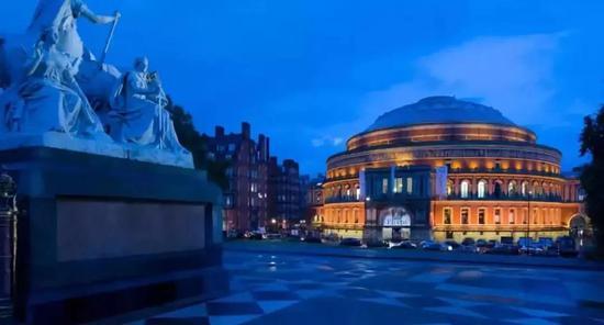 皇家阿尔伯特音乐厅(Royal Albert Hall)已经成为一个大空间的代名词——因为它很容易被视觉化