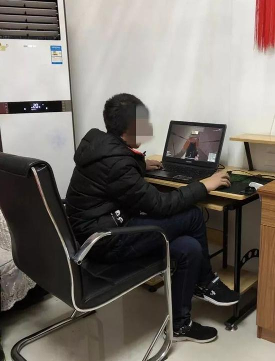 自己打开小编电脑玩游戏的小山