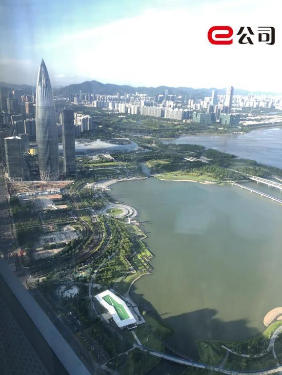 工地夹在绿地中