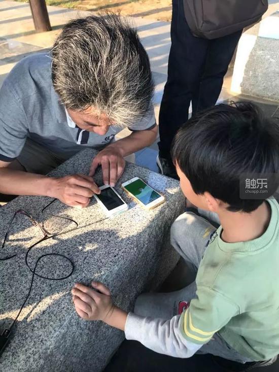 指导小朋友(李坤城提供)