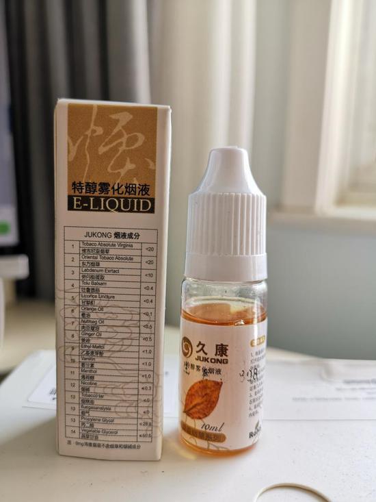 ▲电子烟烟油的浓度是指电子烟油中尼古丁含量的高低。很多烟油厂家可以提供烟油浓度的定制。比如 6mg的烟油,是指 1毫升烟油中含有 6mg的尼古丁。也就是说,烟油中尼古丁含量是指每毫升所含尼古丁,拿大烟雾电子烟常用的3mg烟油来说,大概0.4ml就是一根香烟的尼古丁。图为记者购买的低价电子烟中的烟油产品(摄影:赵天宇)