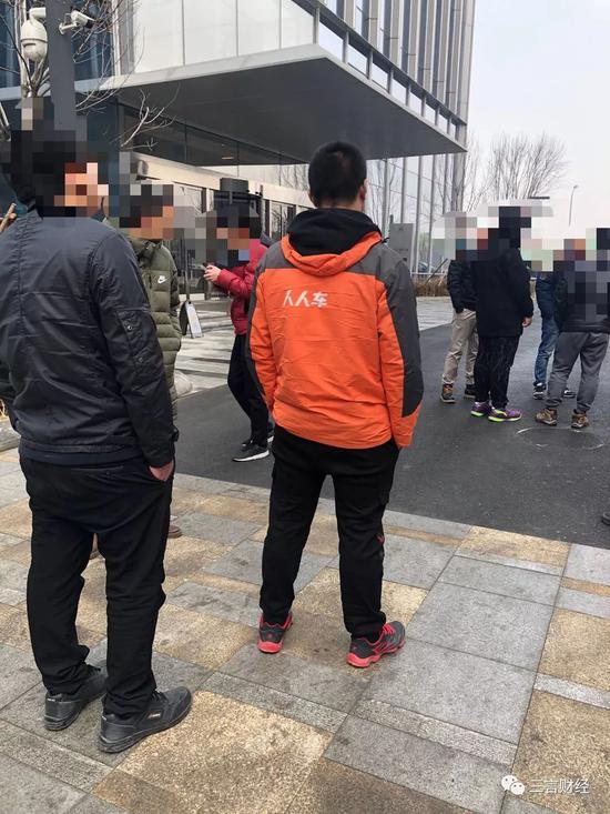 大家聚在一起讨论维权方案