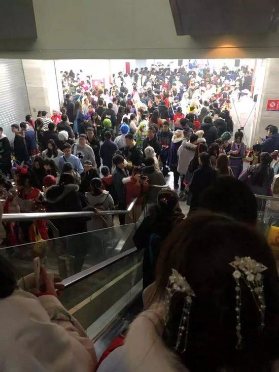 现场拥挤的人潮