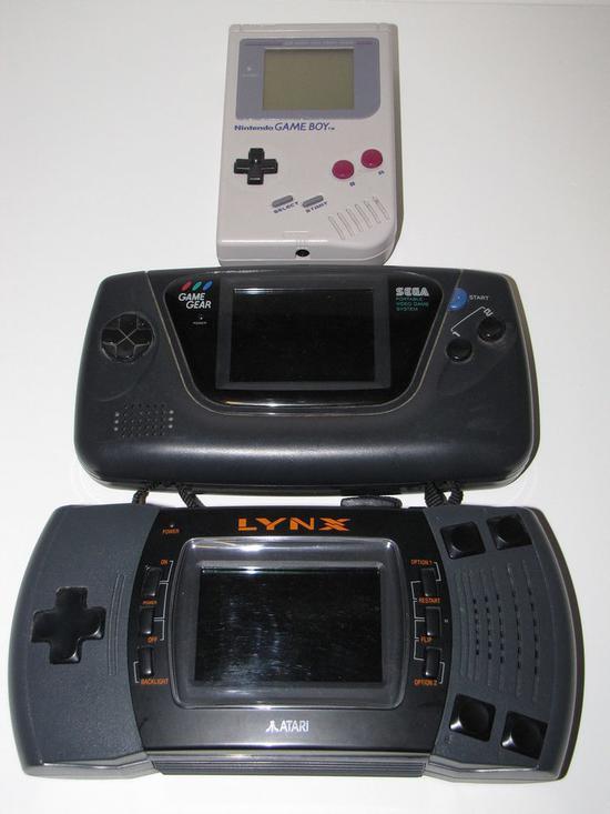 ▲ 事实上,Game Boy 掌机的体积在当时一众掌机设备中并不算大。