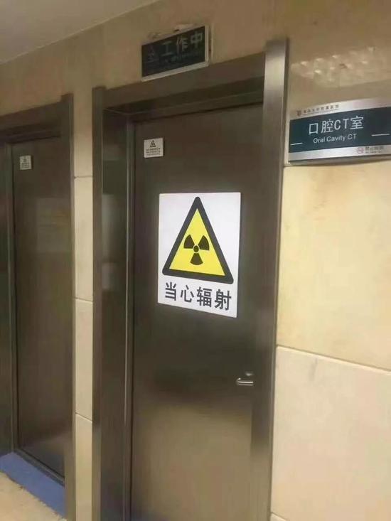 医院CT室,通常会有电离辐射警告